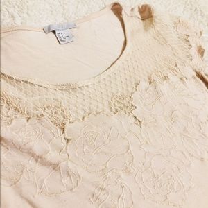H AND M Women’s  Tan Lace Flower T-shirt, Sz S.